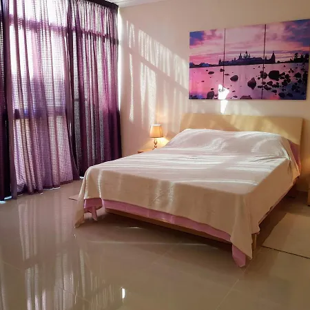 Charming Apartment-wifi-sleeps 5 *