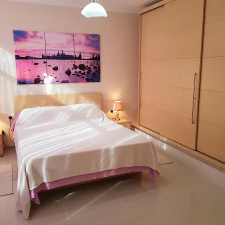 Charming Apartment-wifi-sleeps 5 Lägenhet Marsaskala