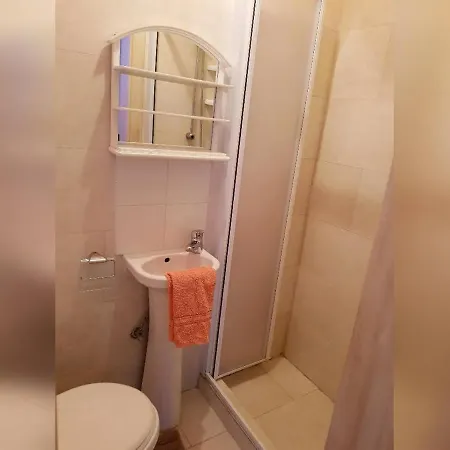 Charming Apartment-wifi-sleeps 5