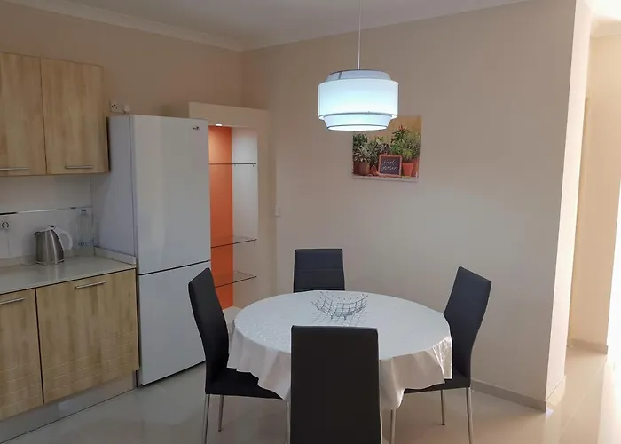 Charming Apartment-wifi-sleeps 5 Appartamento *